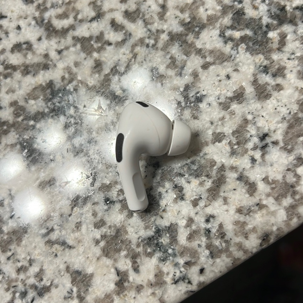 - RIGHT ONLY max apple airpods